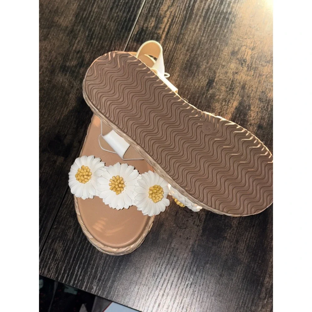 Big Girl Platform Sandals by Art Class‎ Makayla Daisy White Size 5 New With Tags